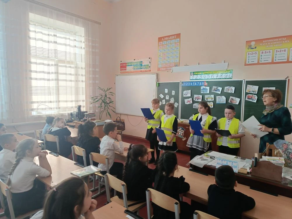 🚦🚶 Отряд ЮИД напомнили первоклашкам важные ПДД!.